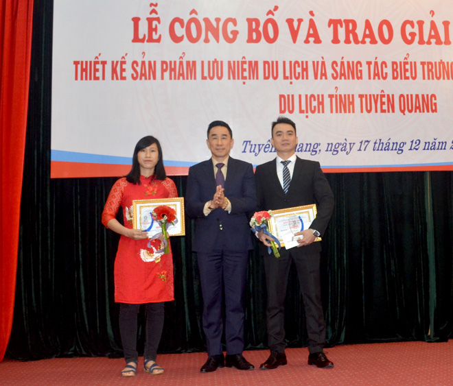 Đồng chí Phó Chủ tịch UBND tỉnh Nguyễn Hải Anh trao giải cho hai tác giả đạt giải nhất “Sáng tác biểu trưng (logo), khẩu hiệu (slogan) du lịch”. 